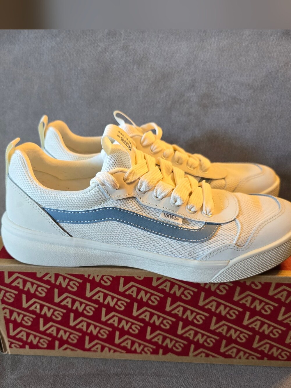 NIB Vans Caldrone Low-Top Sneakers in White with Light Blue Stripe